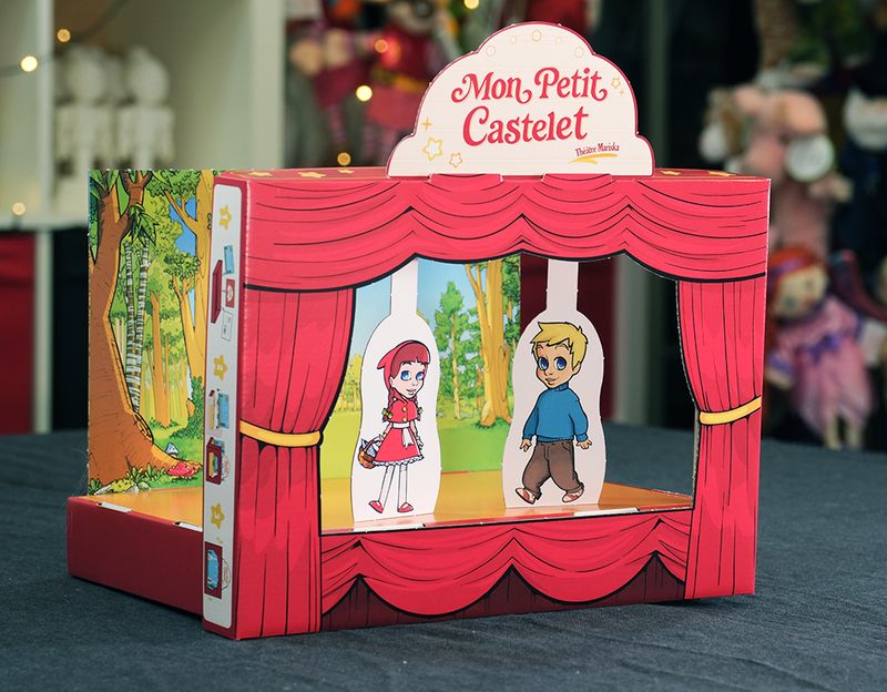 « Mon Petit Castelet »&nbsp;: le mini-théâtre en carton offert à chaque enfant, avec son rideau rouge et ses personnages