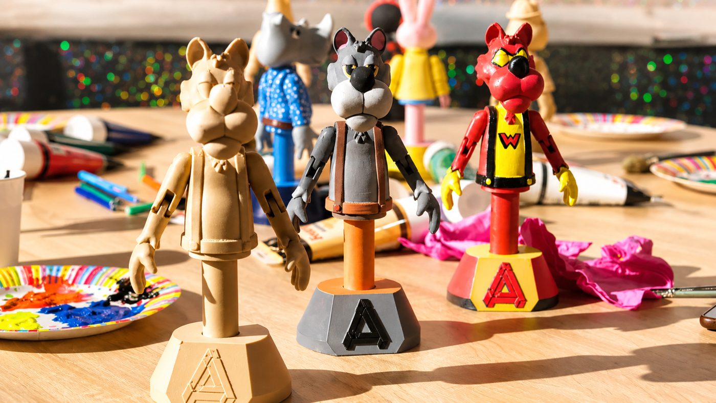Marionnettes ArtiStick en cours de peinture sur la table de l'atelier