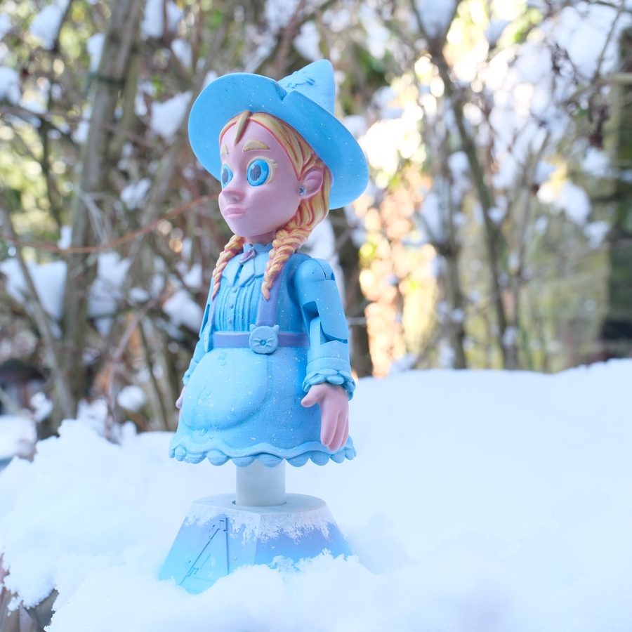 Sorcière ArtiStick peinte en bleu, dans la neige