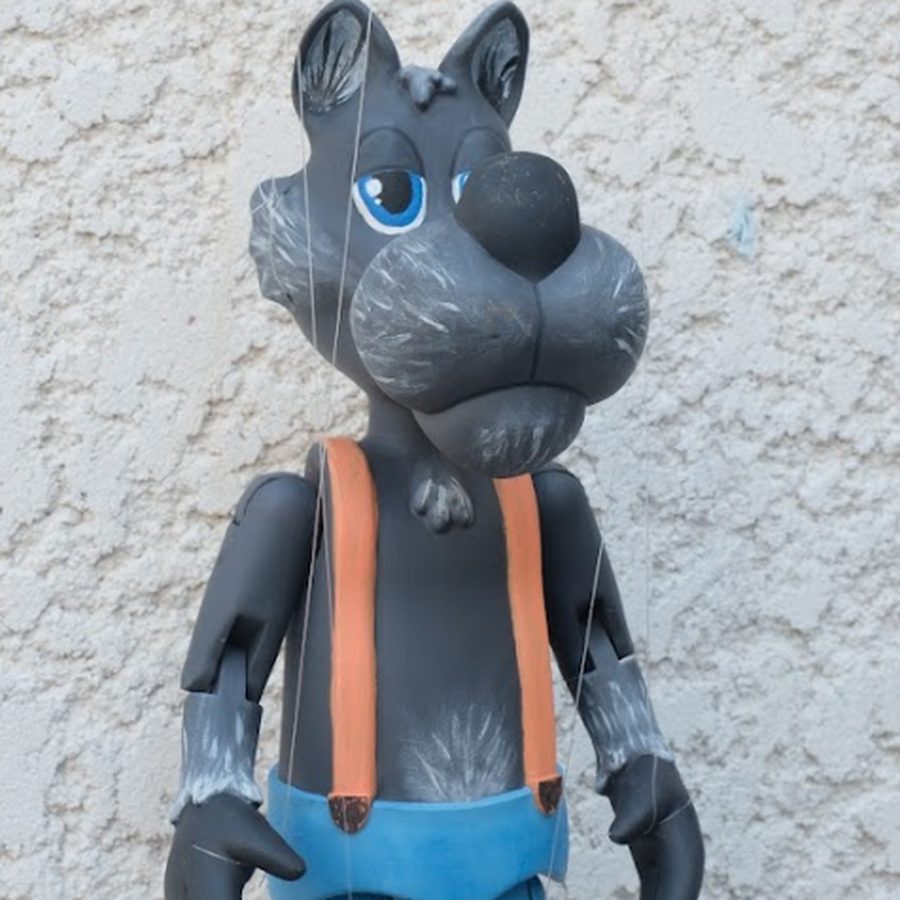 Loup ArtiFils peint, bretelles orange et jean bleu