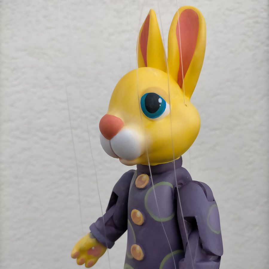 Lapin ArtiFils peint, jaune avec un costume violet