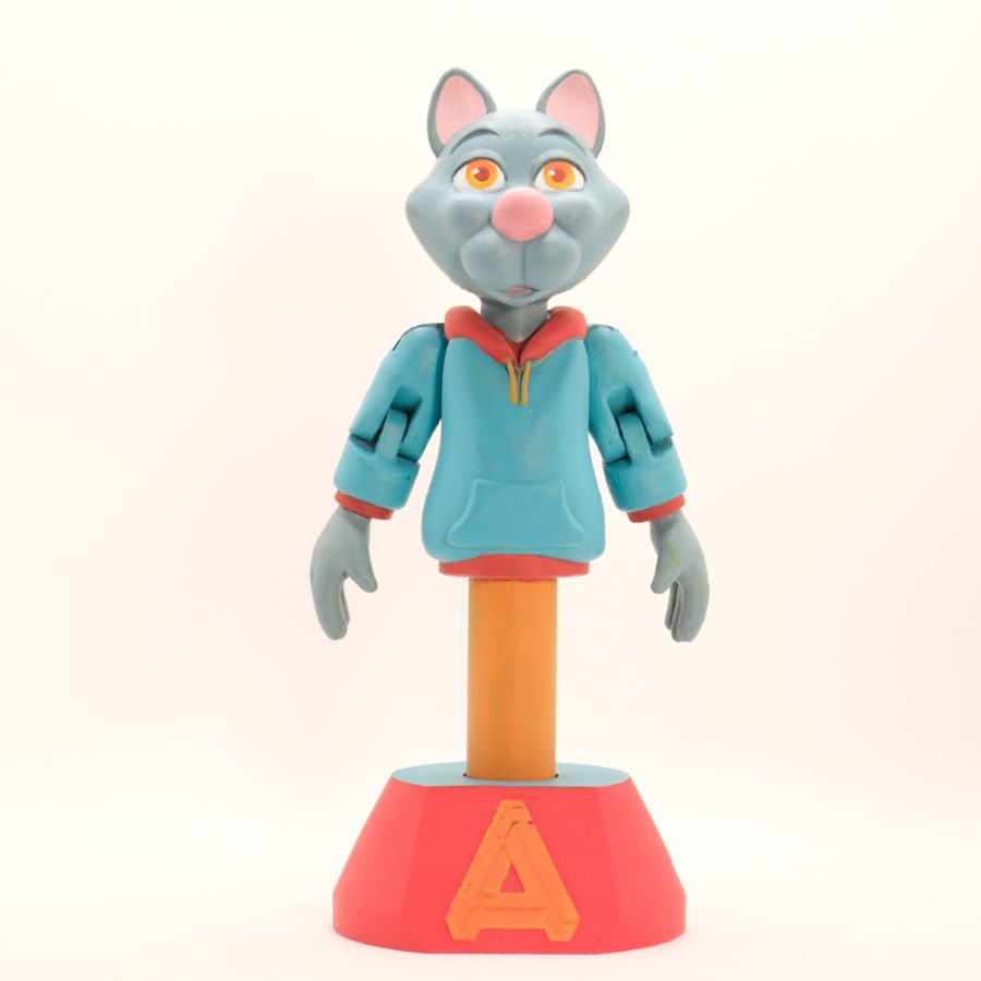 Chat ArtiStick peint, sweat bleu sur socle rouge