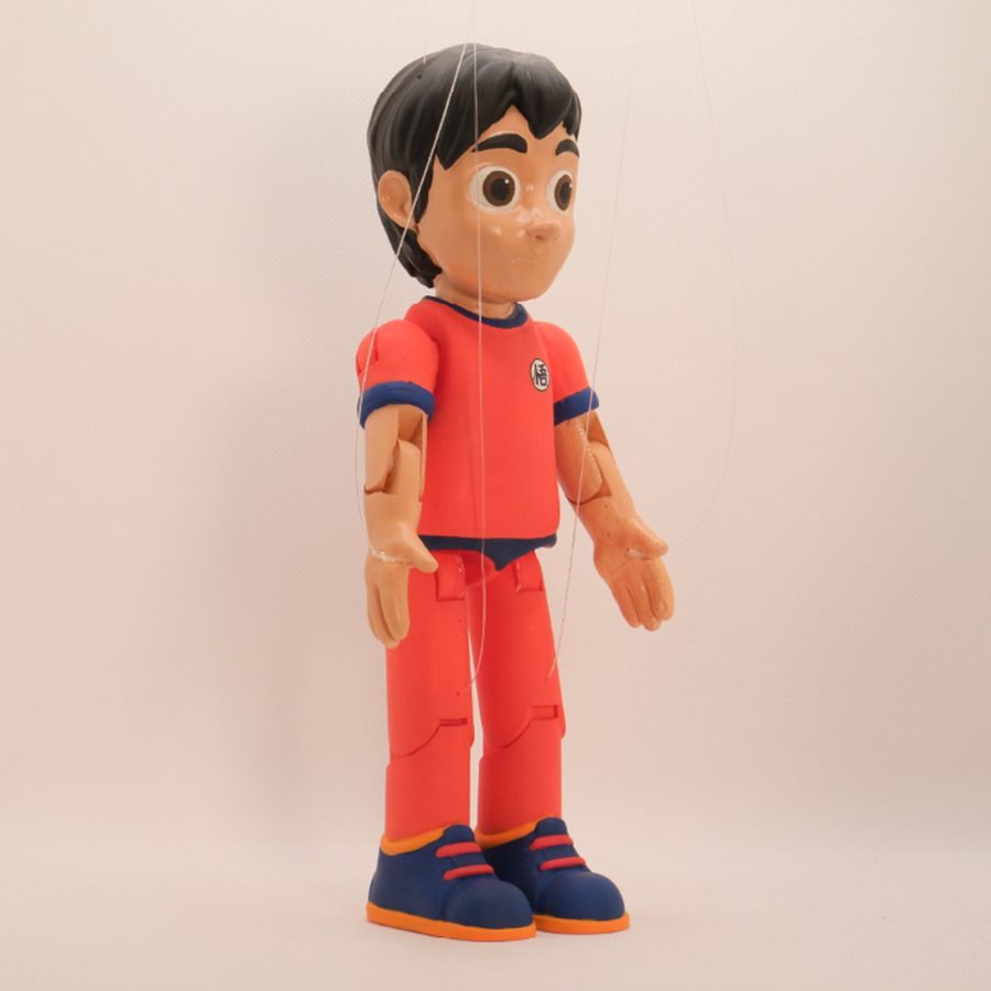 Garçon ArtiFils peint, tee-shirt rouge et baskets bleues