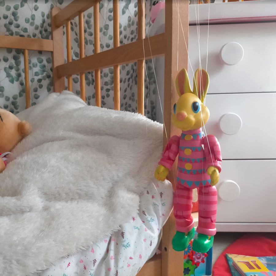 Lapin ArtiFils peint en rose, dans une chambre d'enfant