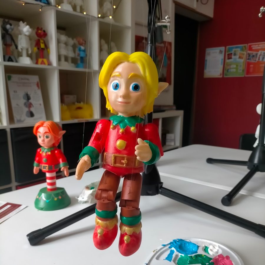 Lutin ArtiFils peint, rouge et vert, à l'atelier